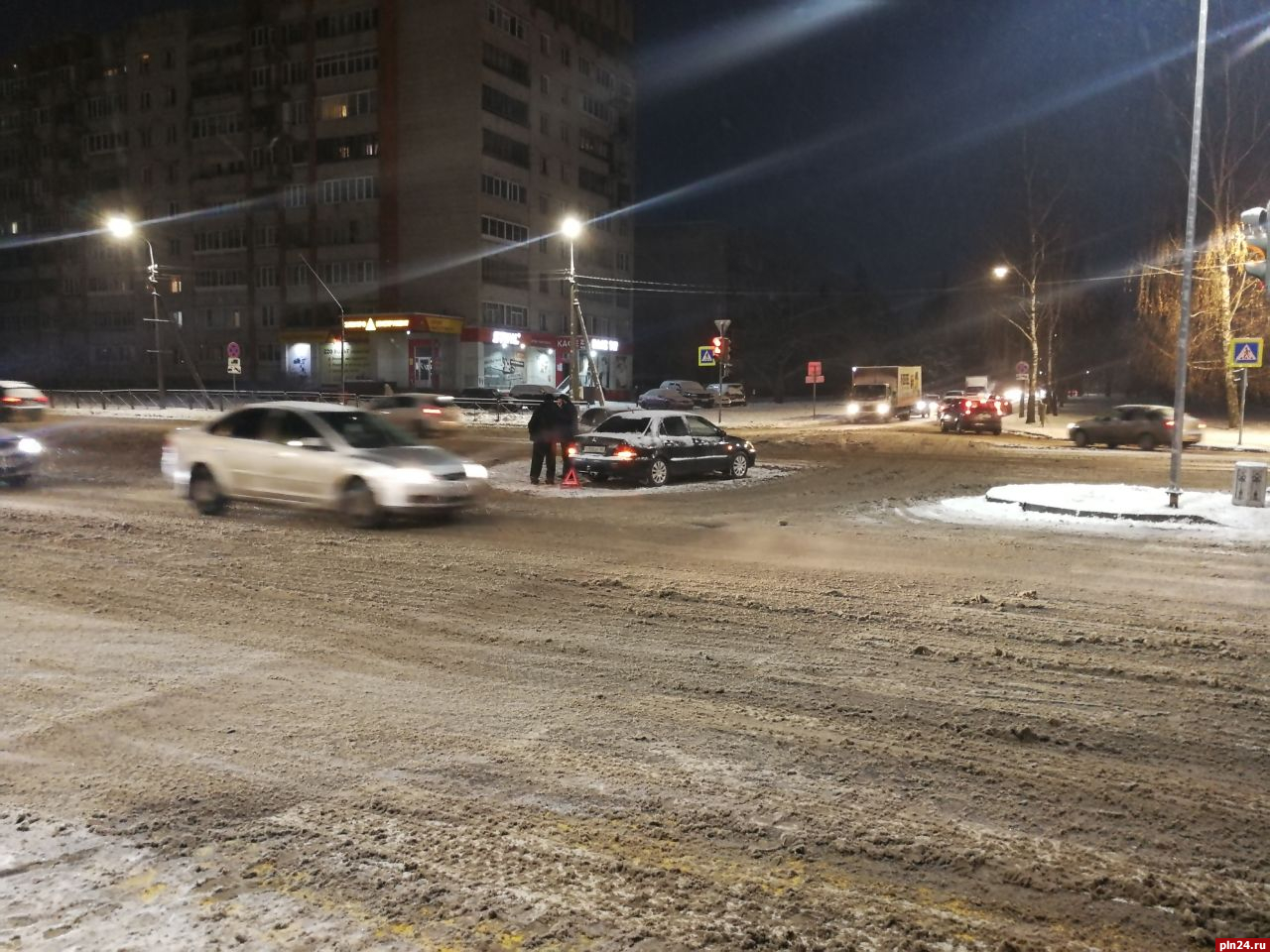 Два автомобиля столкнулись на Запсковье