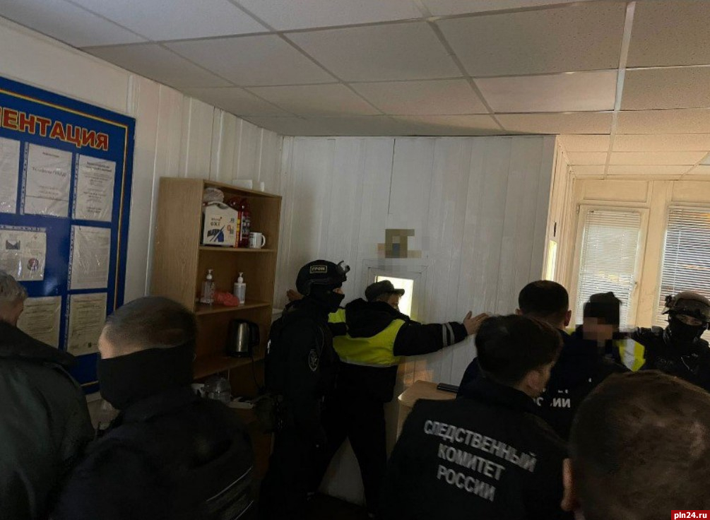 Шесть обысков провели у подозреваемых в коррупционном преступлении в Пскове