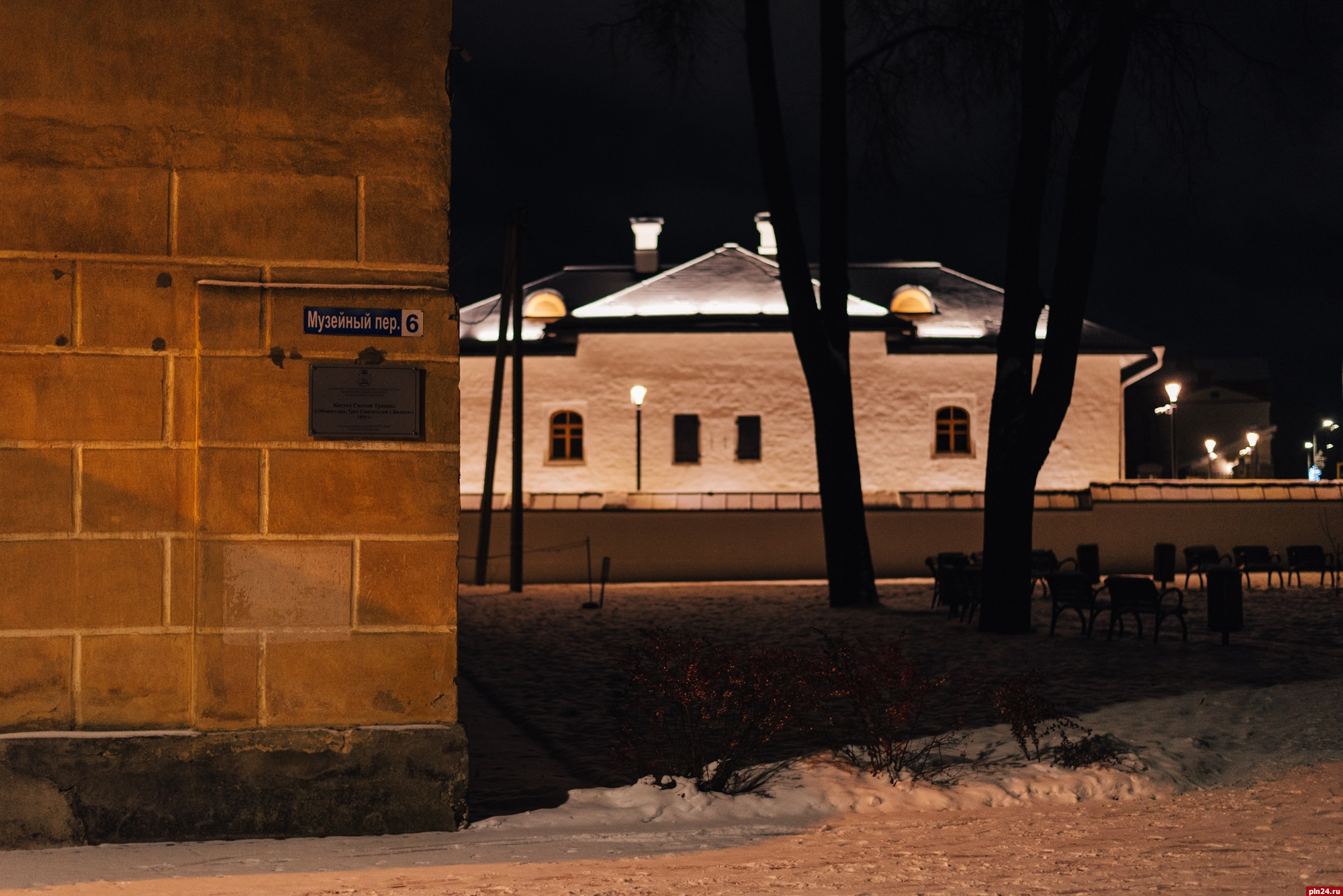 Ночь музеев псков. Псков палаты у Сокольей башни. Крематорий в Пскове. Спасская башня Псков зимой. Псков реставрация палат.