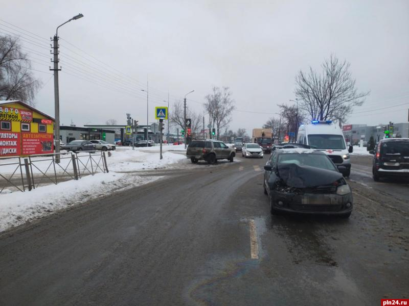 Водитель пострадал при столкновении двух автомобилей на улице Поземского в Пскове. ФОТО