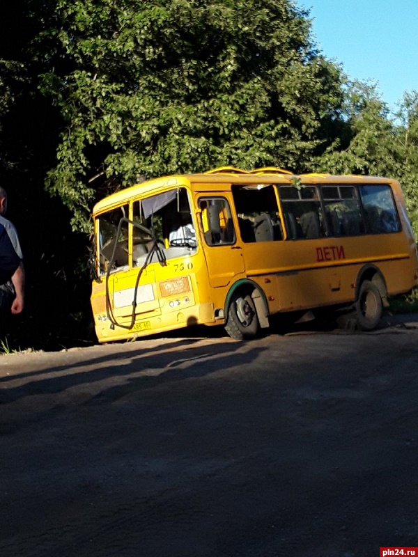 Допустившему опрокидывание автобуса с детьми водителю назначили штраф в Стругокрасненском районе