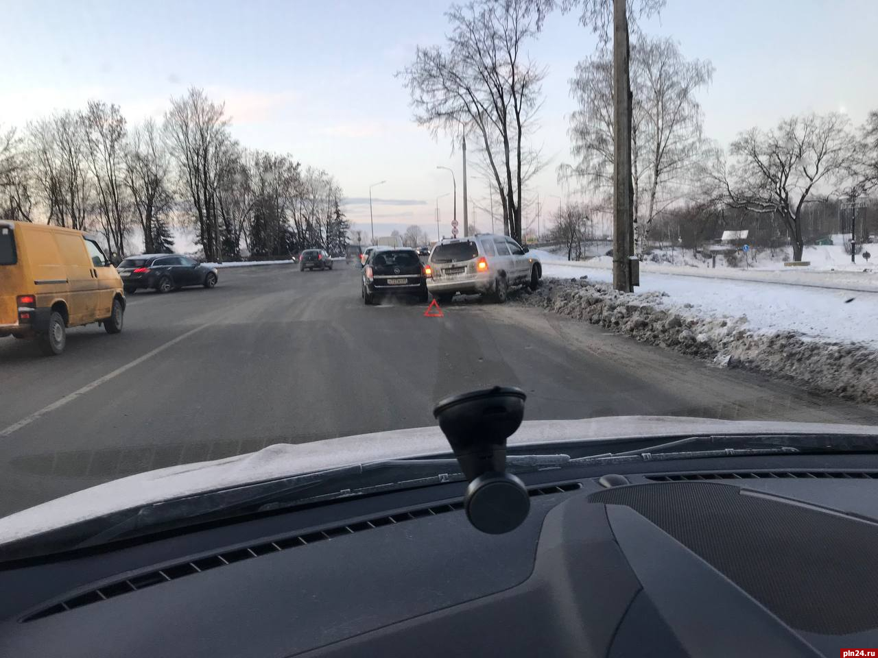 Два автомобиля столкнулись при въезде на площадь Героев-десантников в Пскове