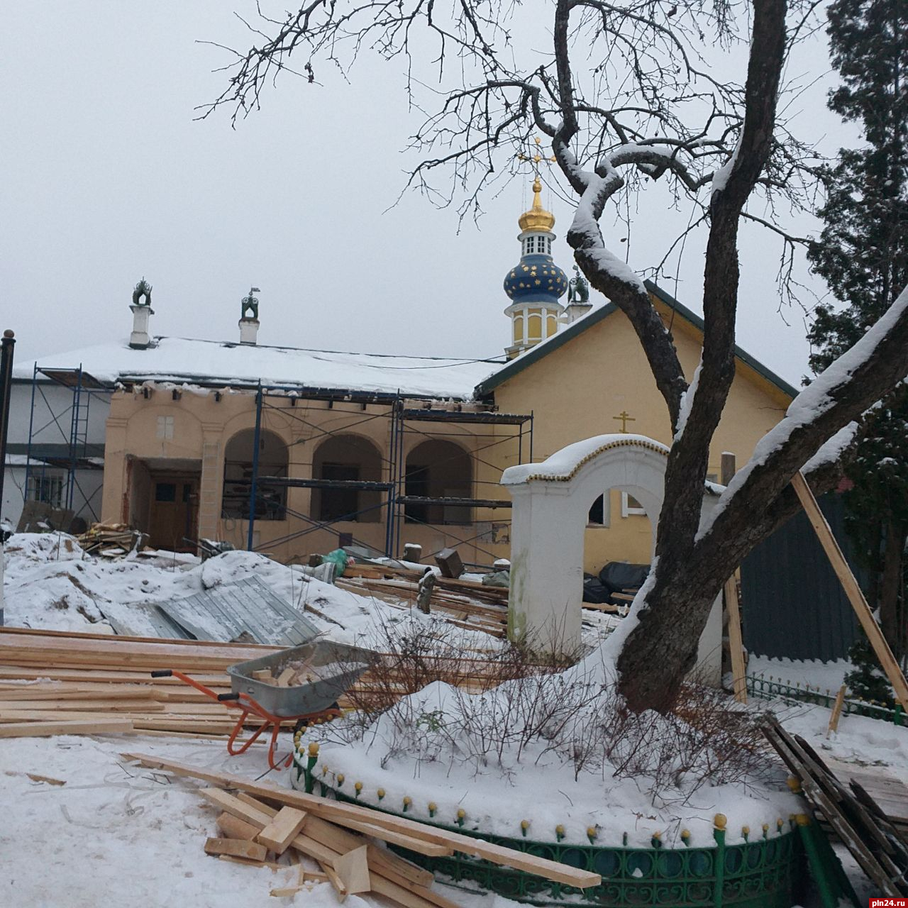 Продолжается реставрация Лазаревского храма в Псково-Печерском монастыре