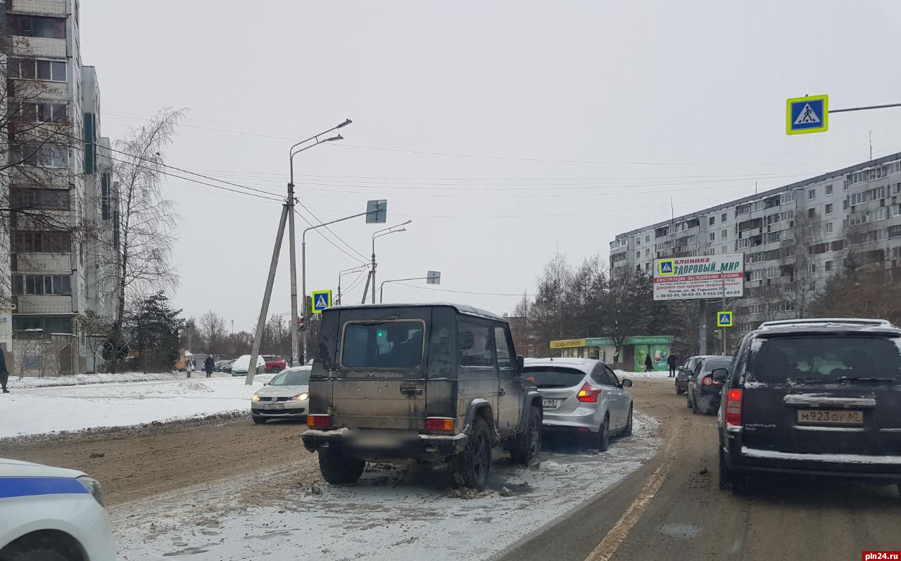 Два автомобиля столкнулись на улице Коммунальной в Пскове