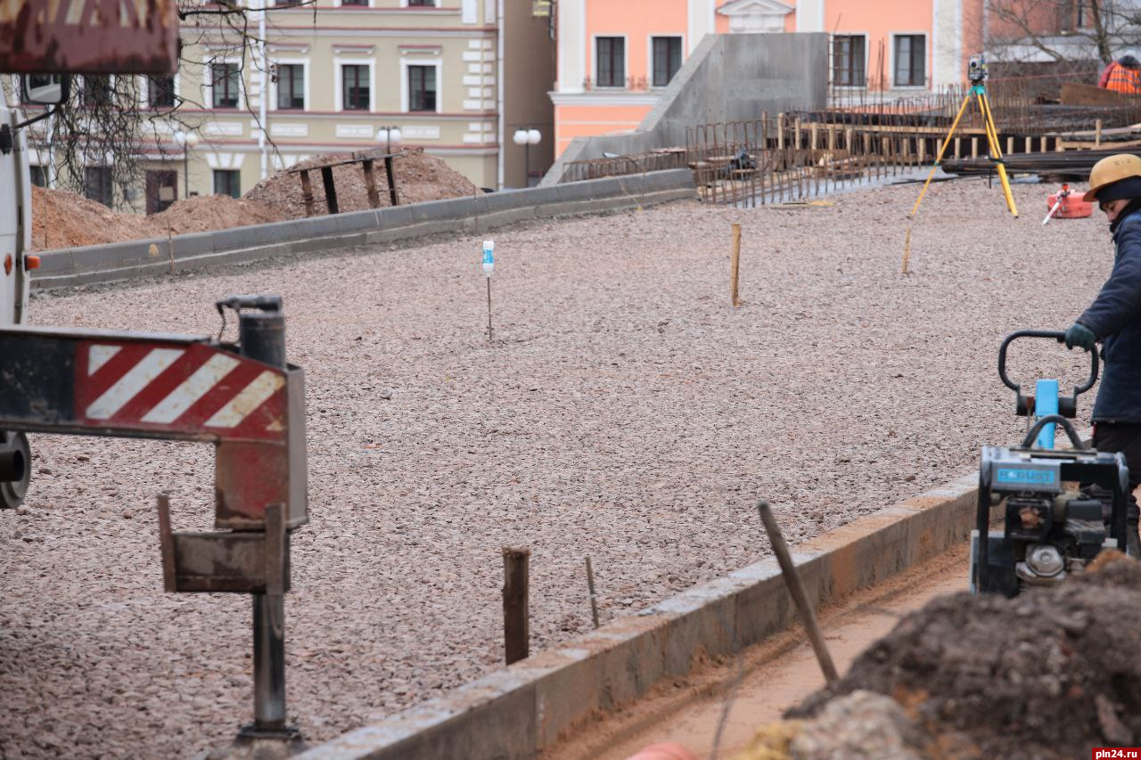 В Пскове продолжается подготовка к асфальтированию подъездов к Троицкому мосту