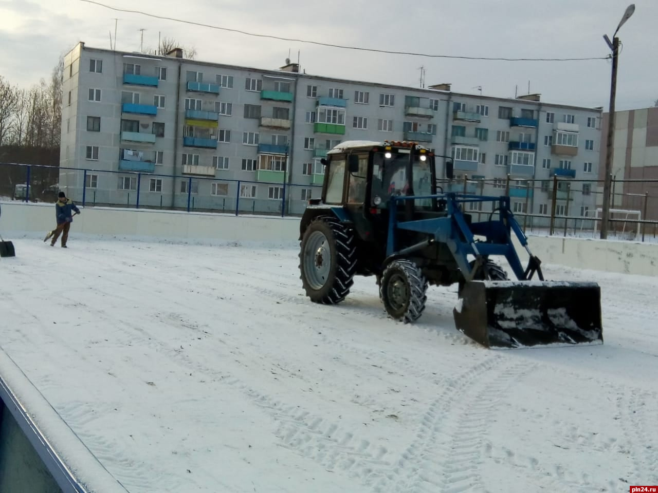 Основание для катка готовят в городе Дно