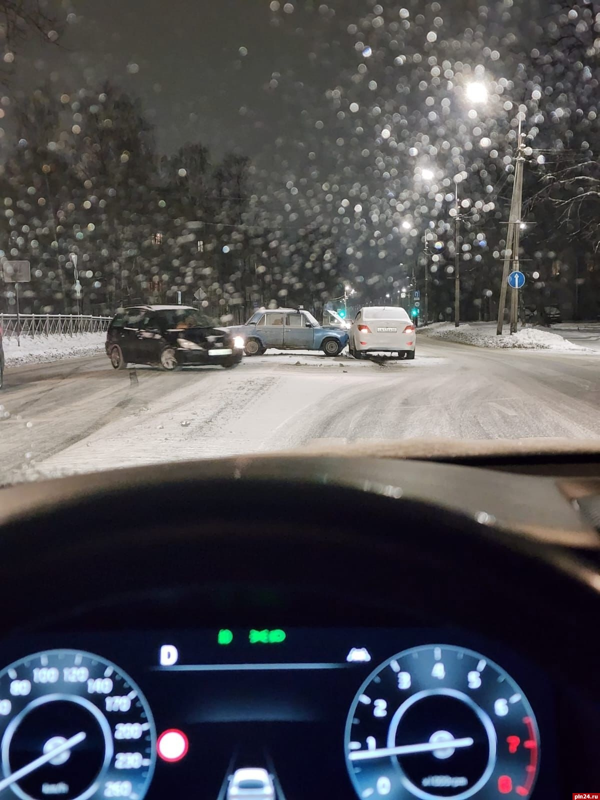 ВАЗ и Opel врезались друг в друга на улице Юбилейной в Пскове