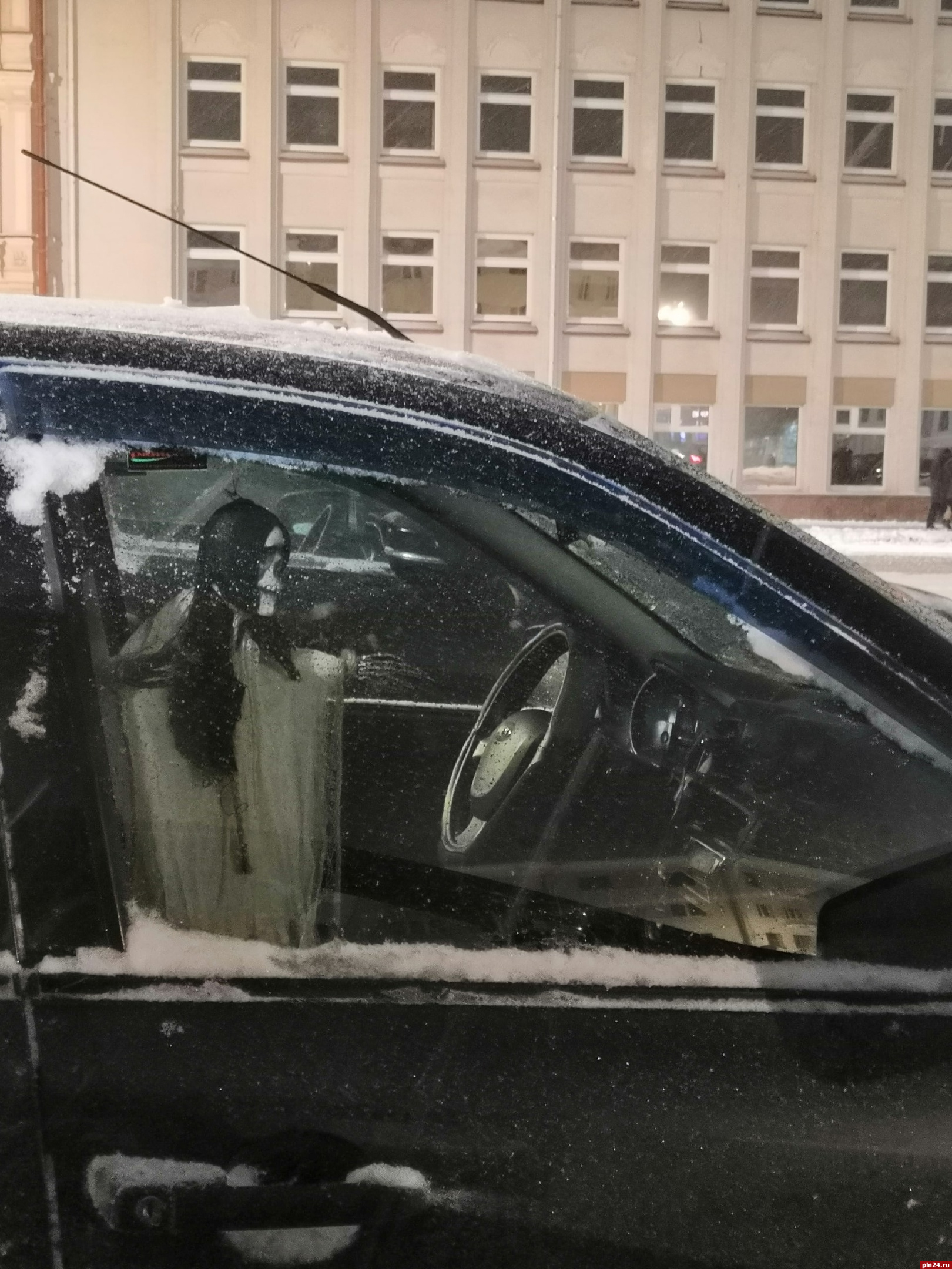 «Со Смертью на пассажирском сиденье»: необычный автоаксессуар обсуждают псковичи в Сети