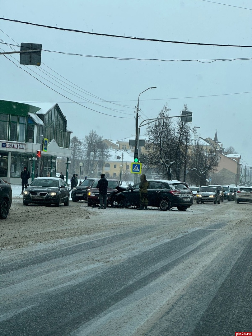 ДТП мешает движению на перекрёстке Рижского проспекта и улицы Петровской в Пскове