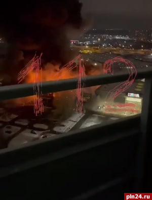 В Москве загорелся торговый центр, площадь пожара составила 7 тысяч квадратных метров