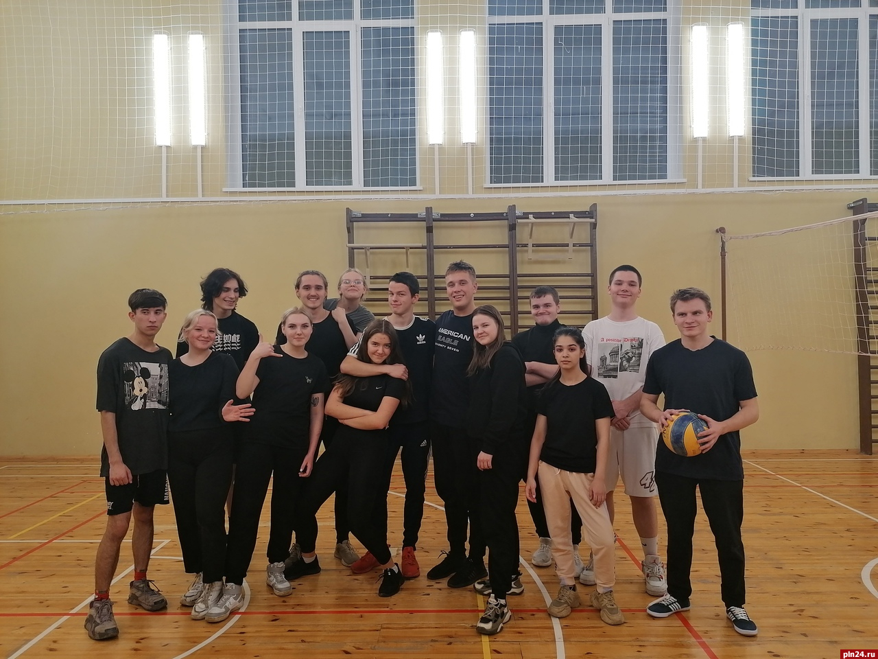 Товарищеские матчи по волейболу завершились в псковском колледже искусств