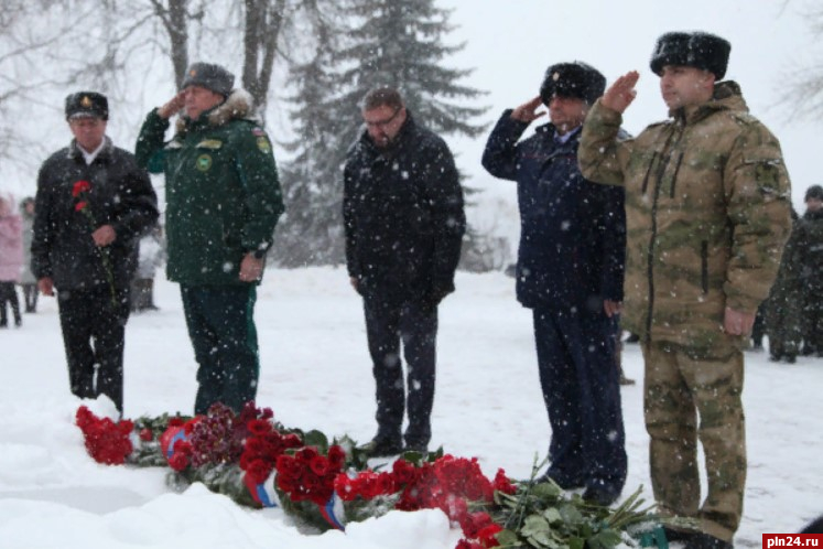 Псковские следователи почтили память Героев Отечества