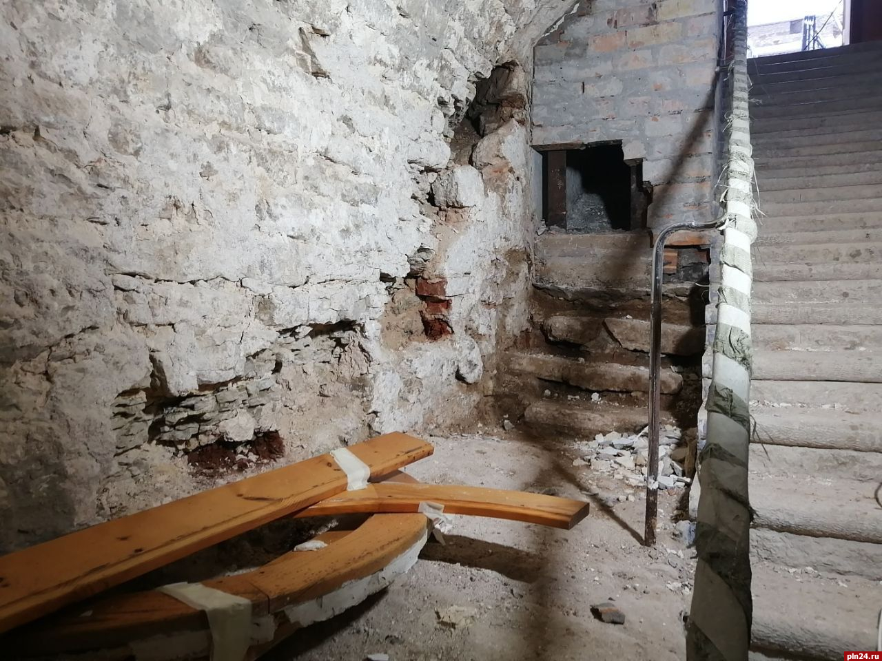 Ступени древней лестницы обнаружили в большой звоннице Псково-Печерского монастыря