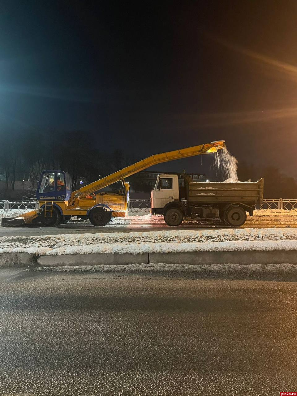 Работы по уборке снега в Пскове продолжались всю ночь