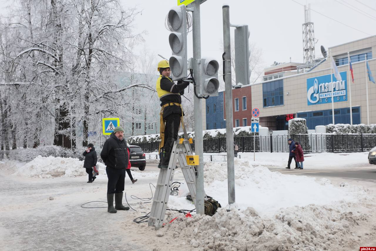 Монтаж светофора начали на пересечении Рижского проспекта и улицы Киселёва в Пскове