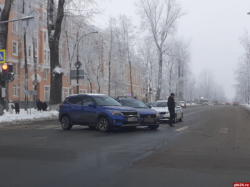 Kia и Lada столкнулись на Октябрьском проспекте в Пскове