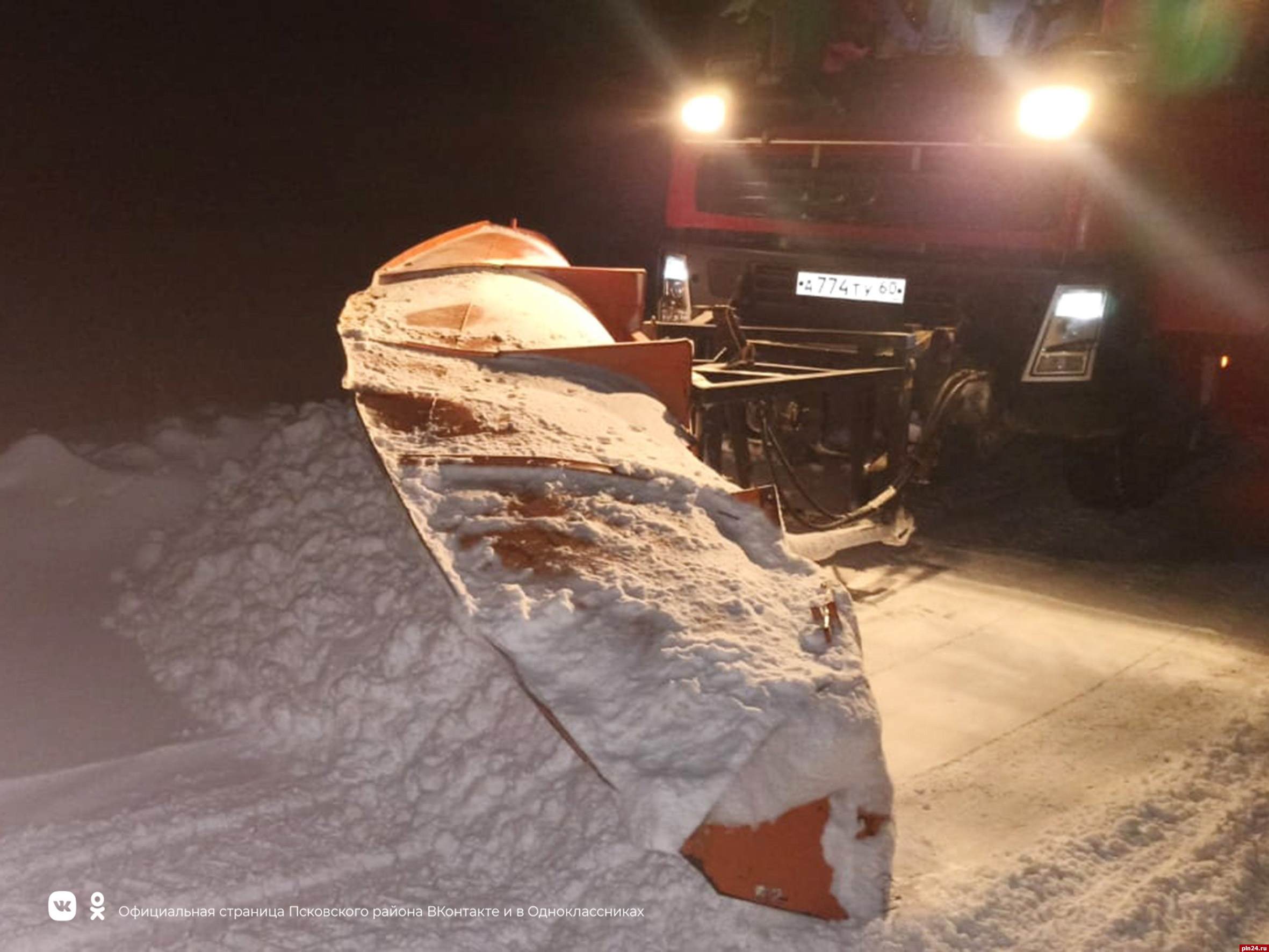 В круглосуточном режиме чистят дороги от снега в Псковском районе