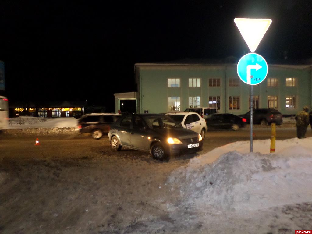 Два автомобиля Renault столкнулись напротив автовокзала в Пскове