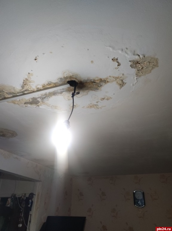 После ремонта кровли в доме на улице Стахановской в Пскове стал протекать потолок