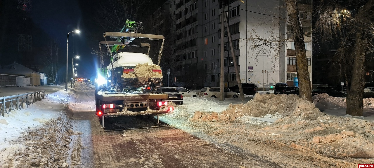 Мешавшие уборке снега на улице Печорской в Пскове автомобили вывез эвакуатор