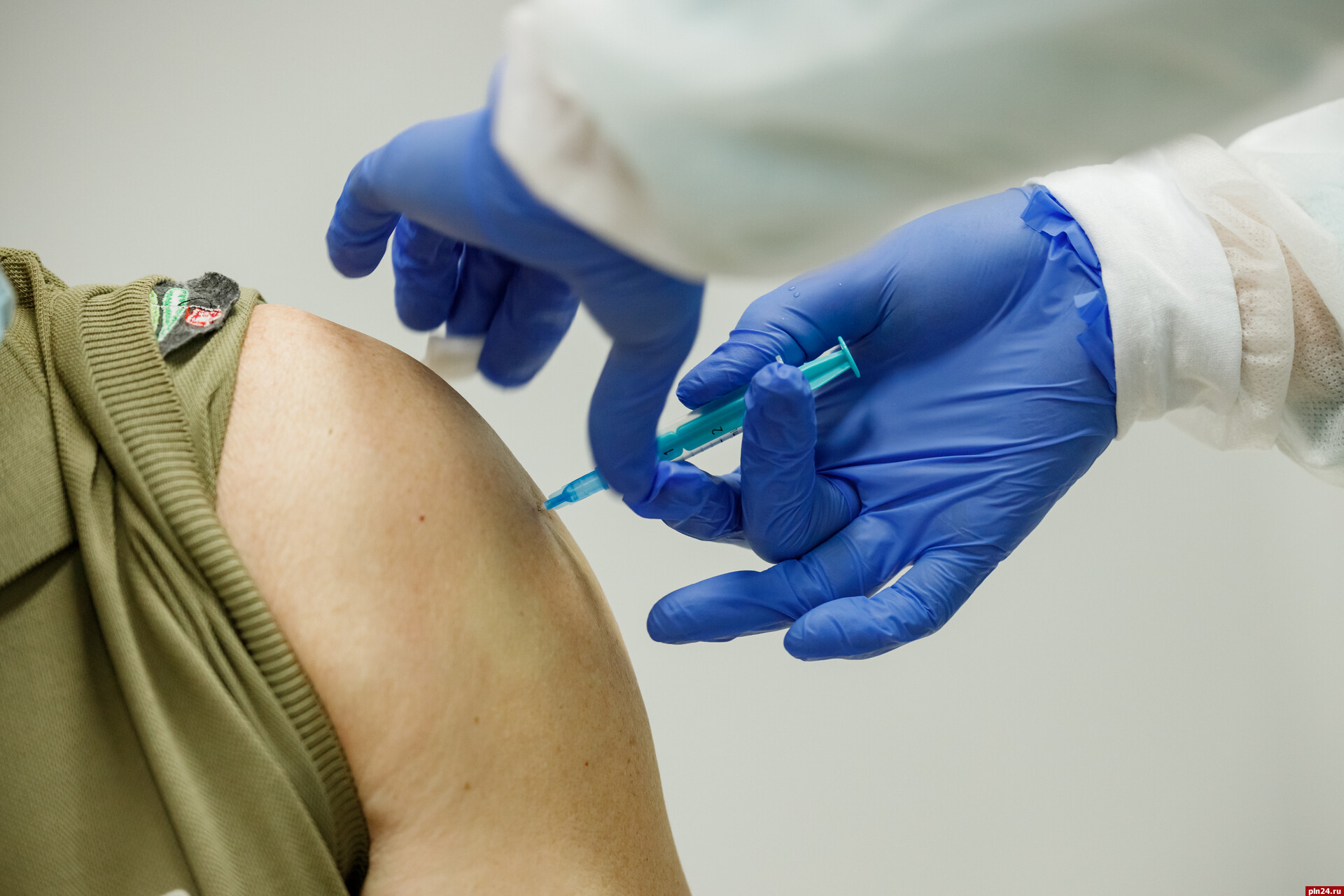 Пожилой псковичке в поликлинике вкололи вакцину от COVID-19 вместо препарата от гриппа