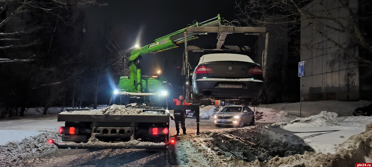 Эвакуатор и ГИБДД помогли дорожникам убрать снег на улице Западной в Пскове
