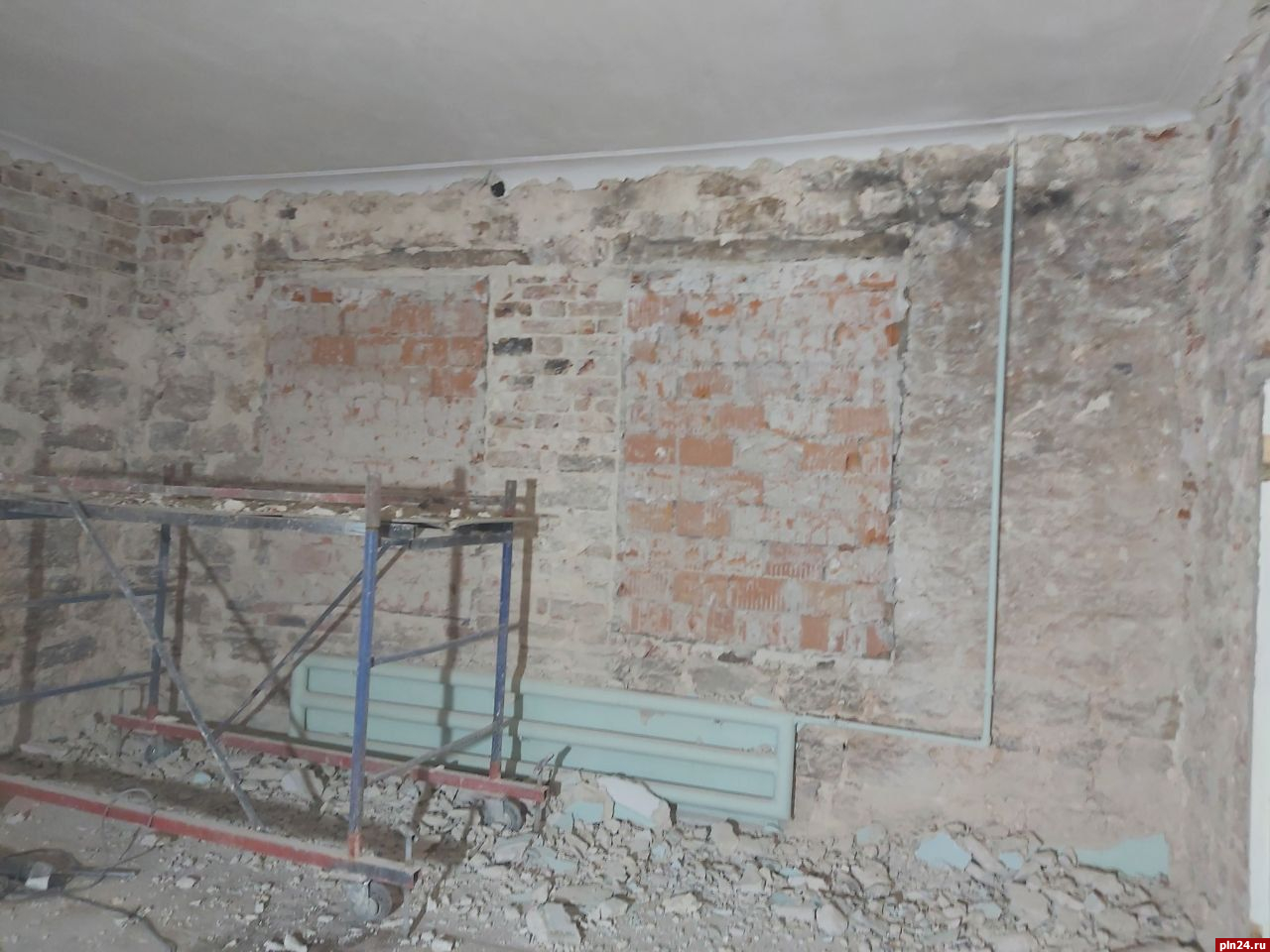 Две замурованные в стене ниши обнаружили в Лазаревской церкви Псково-Печерского монастыря