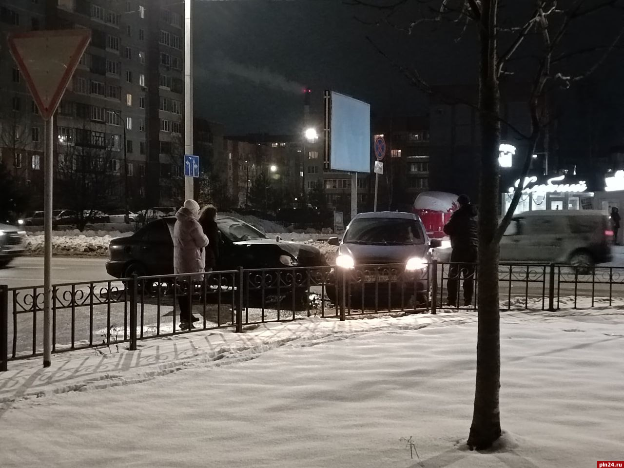 Два автомобиля столкнулись напротив Ледового дворца в Пскове