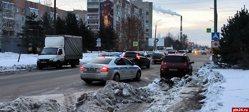 ГИБДД помогла дорожникам убрать снег на улице Рокоссовского в Пскове