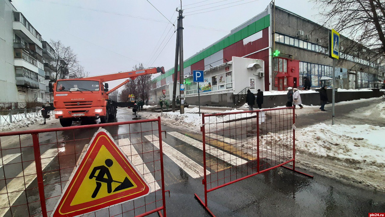 Движение на улице Конной ограничили в Пскове