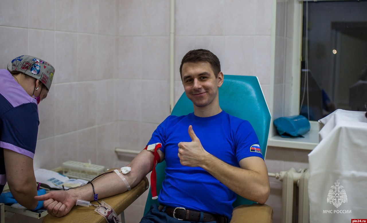 Псковские сотрудники МЧС приняли участие в акции по сдаче крови