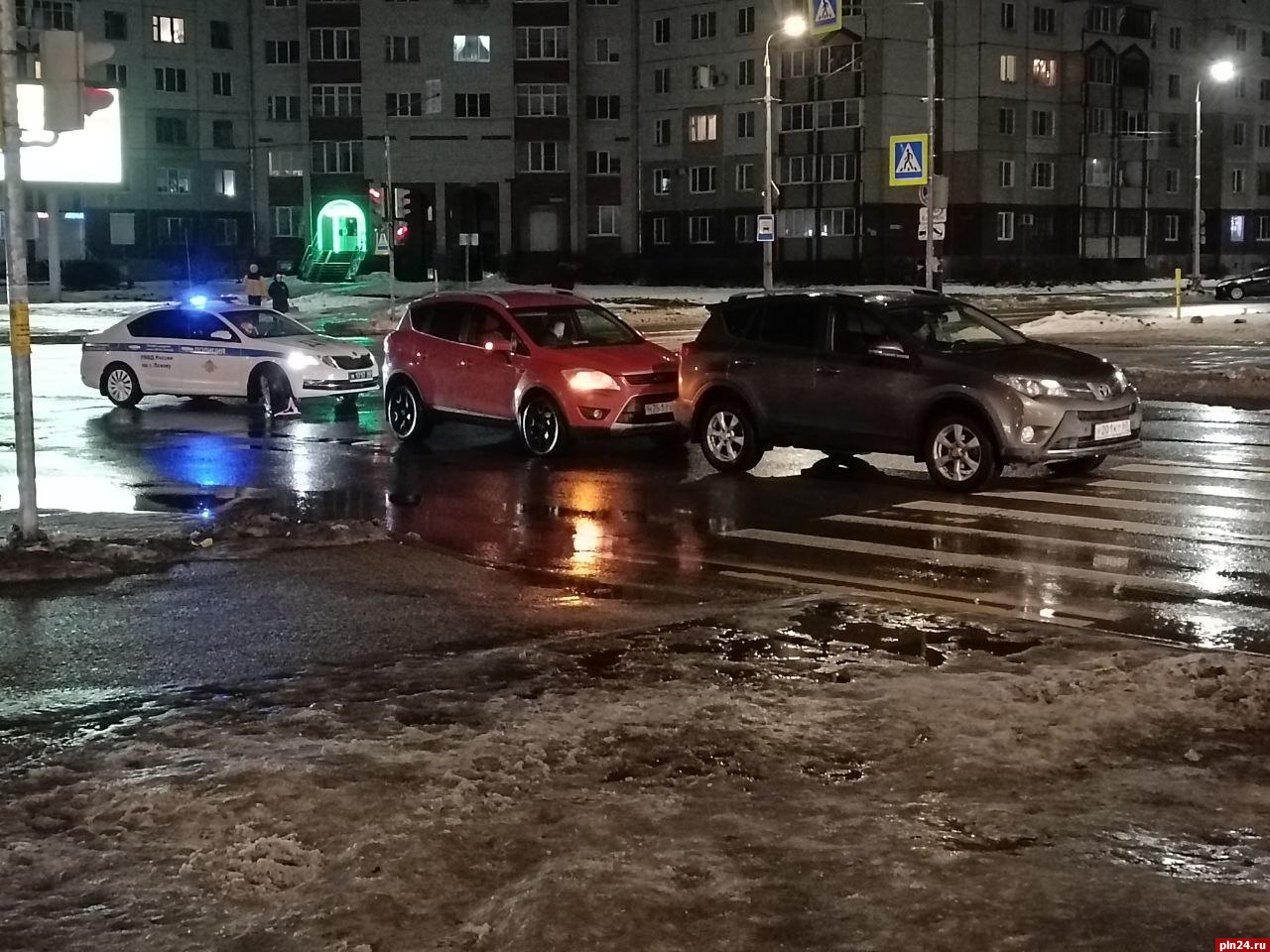 Два автомобиля столкнулись на пересечении улиц Коммунальной и Рокоссовского в Пскове
