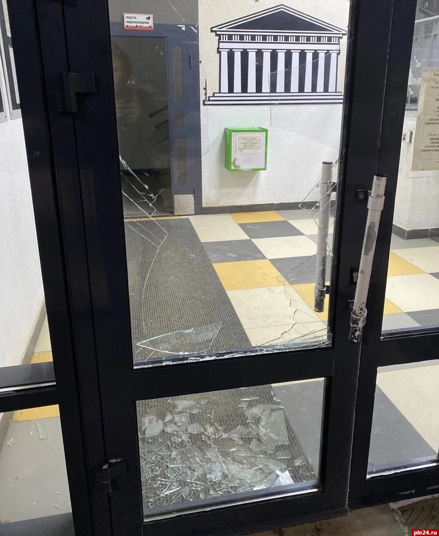Неизвестный разбил стеклянную дверь в подъезде дома на улице Ижорского Батальона в Пскове