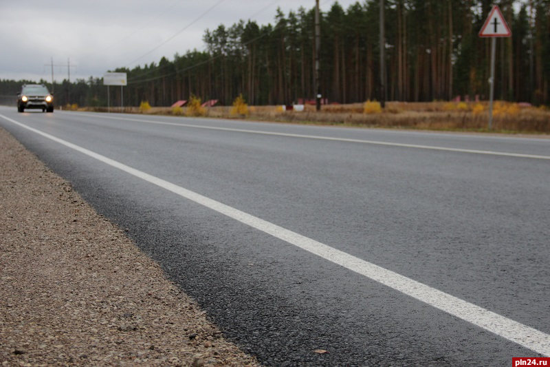Более 100 км дорог до социально значимых объектов отремонтировали в Псковской области