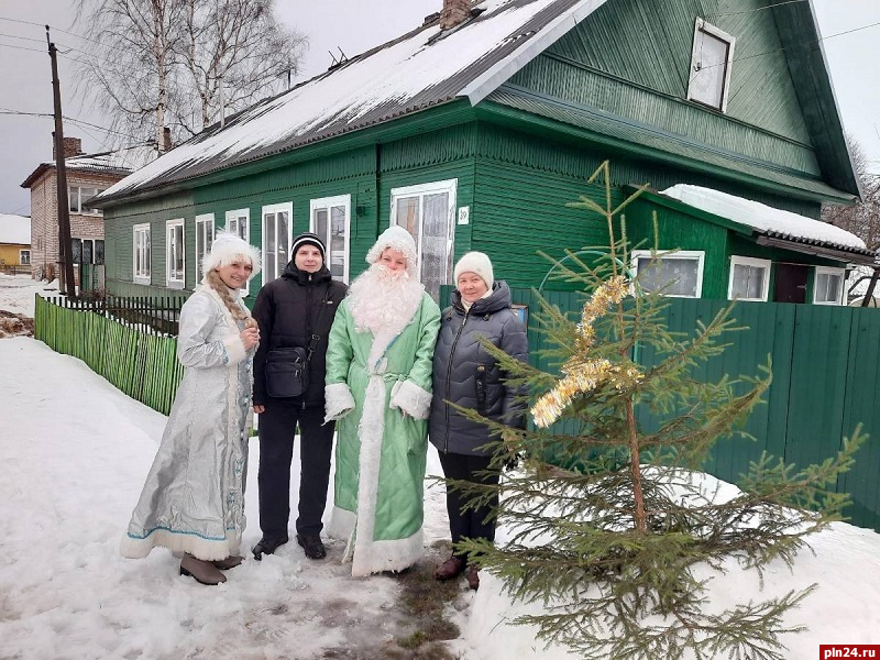 Гдовские волонтеры доставили елки пожилым людям к Новому году