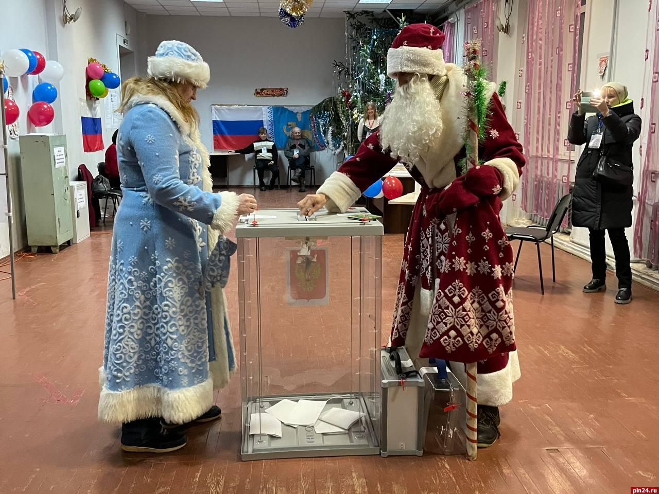 Дед Мороз со Снегурочкой проголосовали на выборах главы Пушкиногорского района