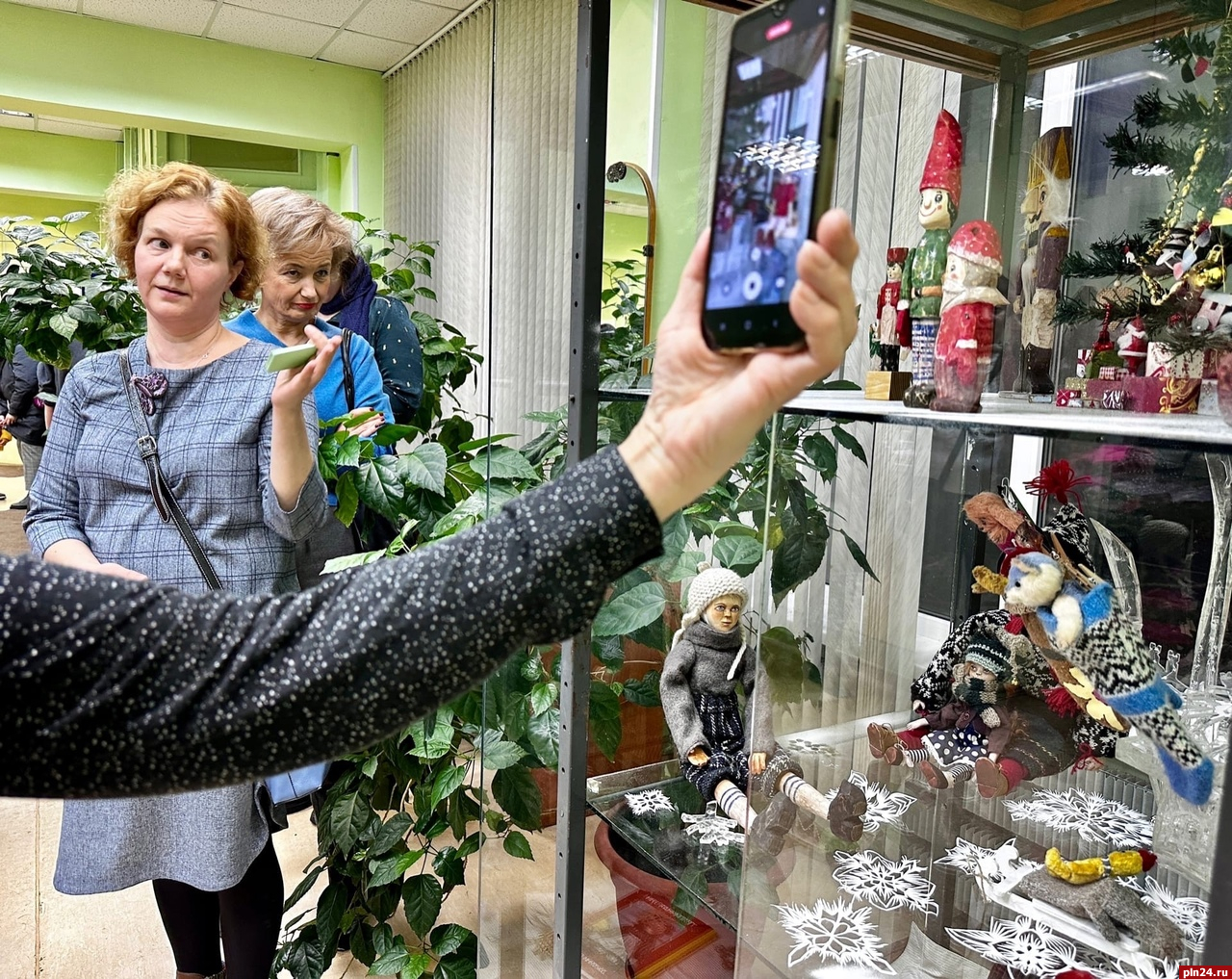 Псковичи могут попробовать отыскать потерянные варежки на выставке кукол