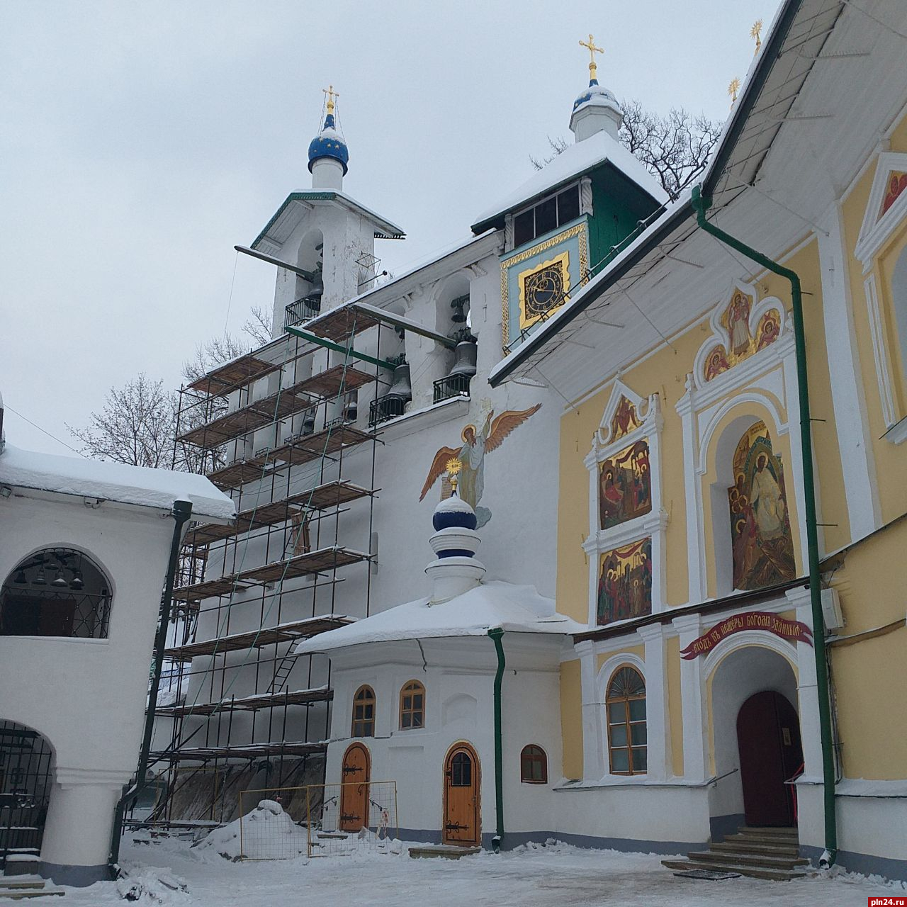 В Псково-Печерском монастыре приступили к реставрации звонницы