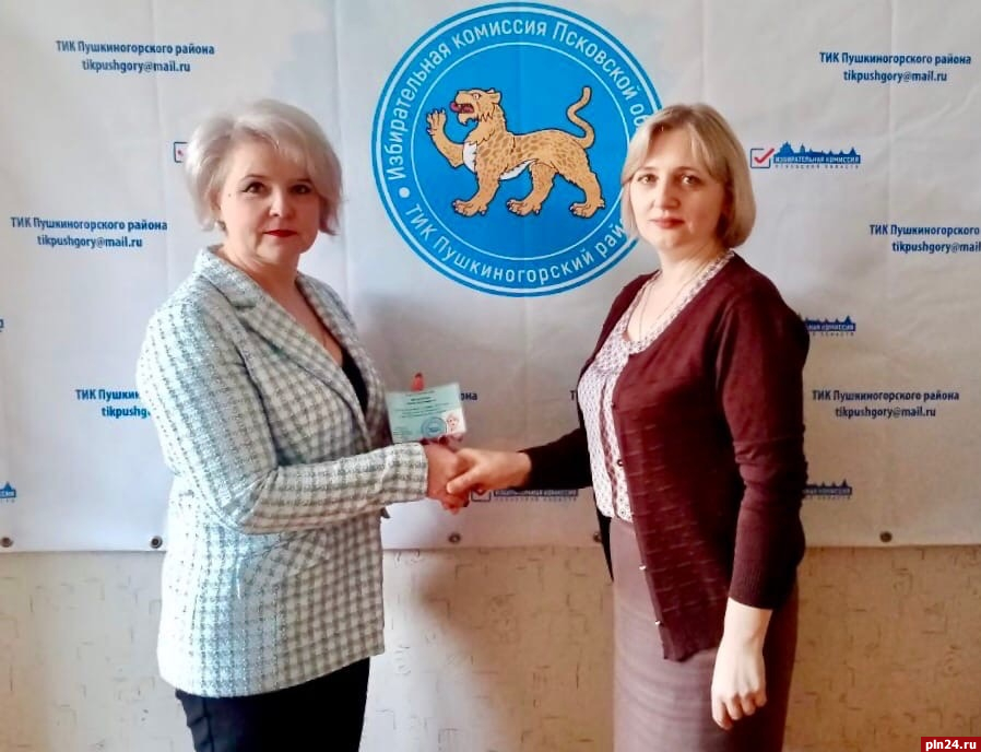 Оксана Филиппова лидирует на досрочных выборах главы Пушкиногорского района
