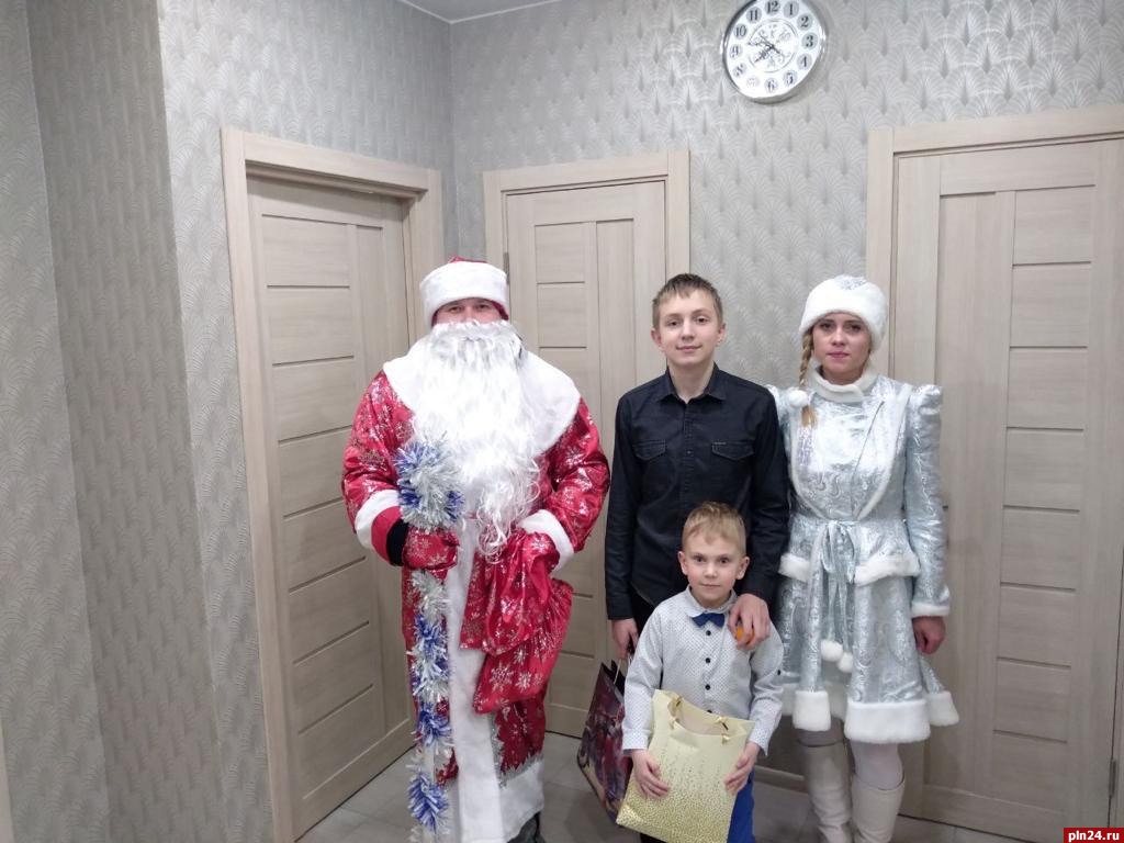 Детей псковских приставов поздравили с Новым годом