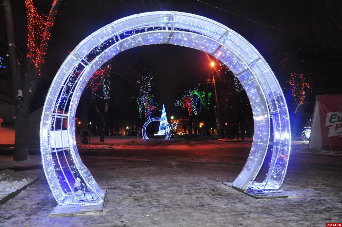 Фотографии новогоднего убранства Пскова 2012 года опубликовал госархив