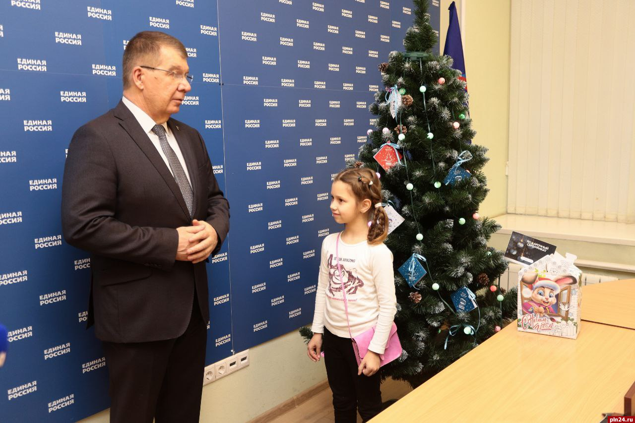 Андрей Турчак передал детям из Псковской области подарки в рамках акции «Ёлка желаний»