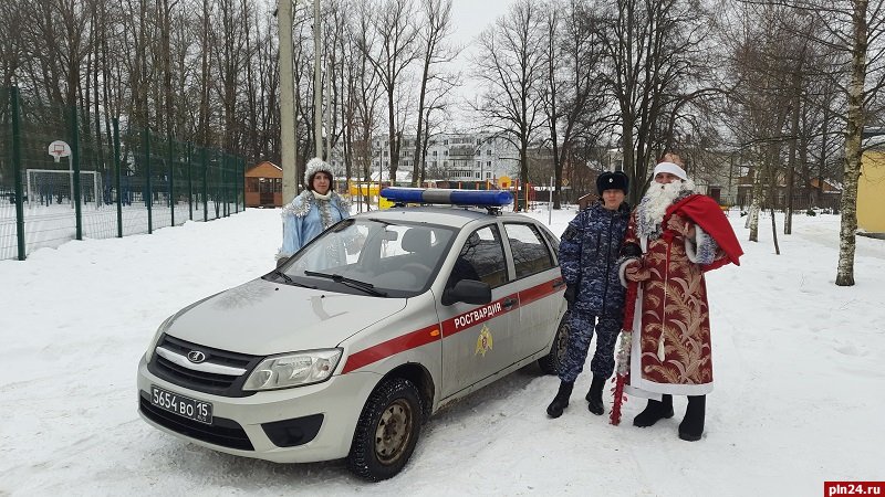 Дед Мороз специального назначения поздравил детей в Печорах