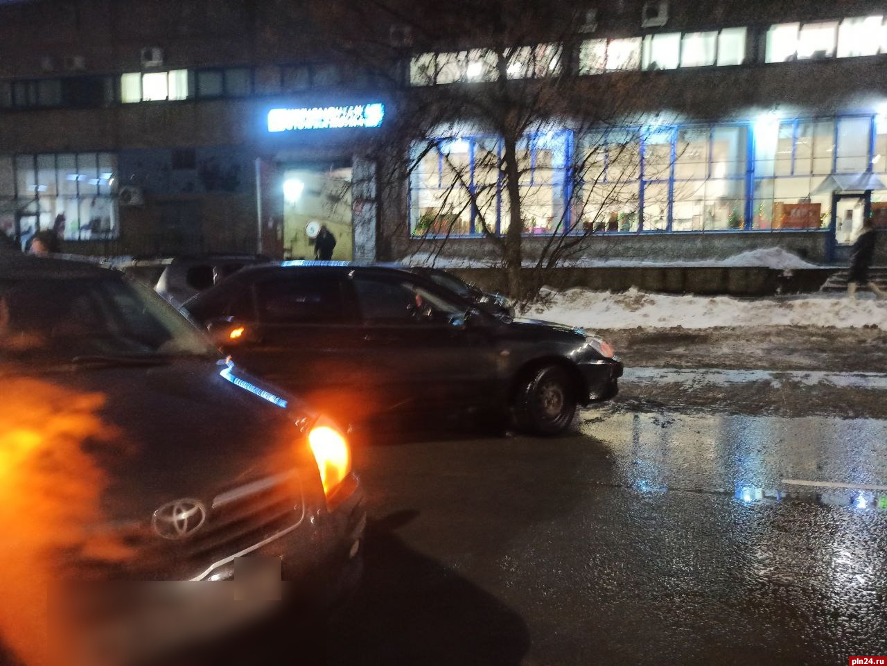 Toyota и Mitsubishi столкнулись на улице Конной в Пскове