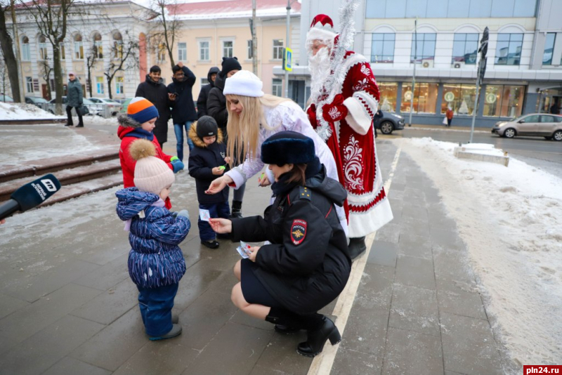 Полицейские Дед Мороз и Снегурочка призвали не допускать пьяной езды в праздники