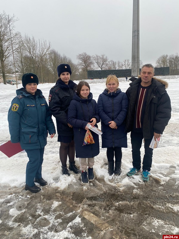 Полицейский Дед Мороз поздравил детей из многодетных семей в Псковском районе