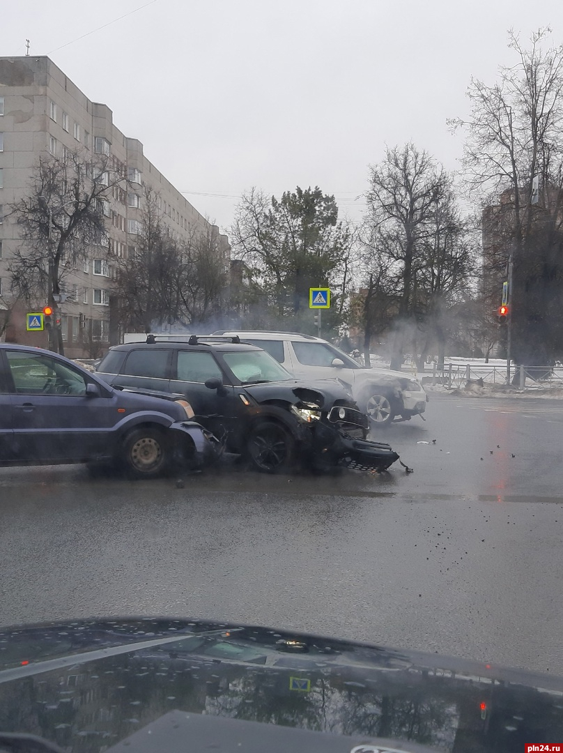 Три автомобиля столкнулись на перекрёстке Рижского проспекта и улицы Народной в Пскове