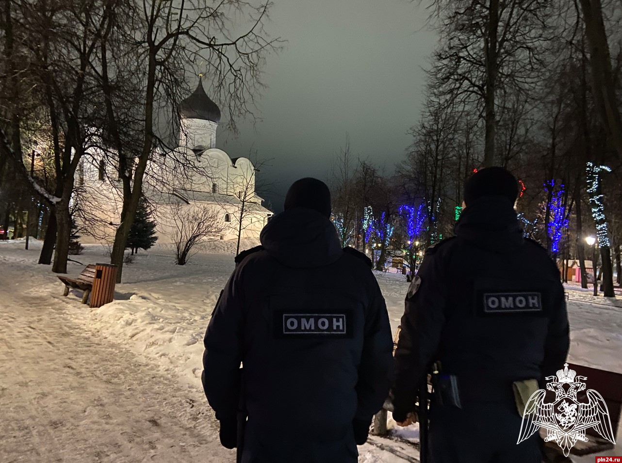 Полицейские и росгвардейцы обеспечат общественный порядок на новогодних мероприятиях в Псковской области