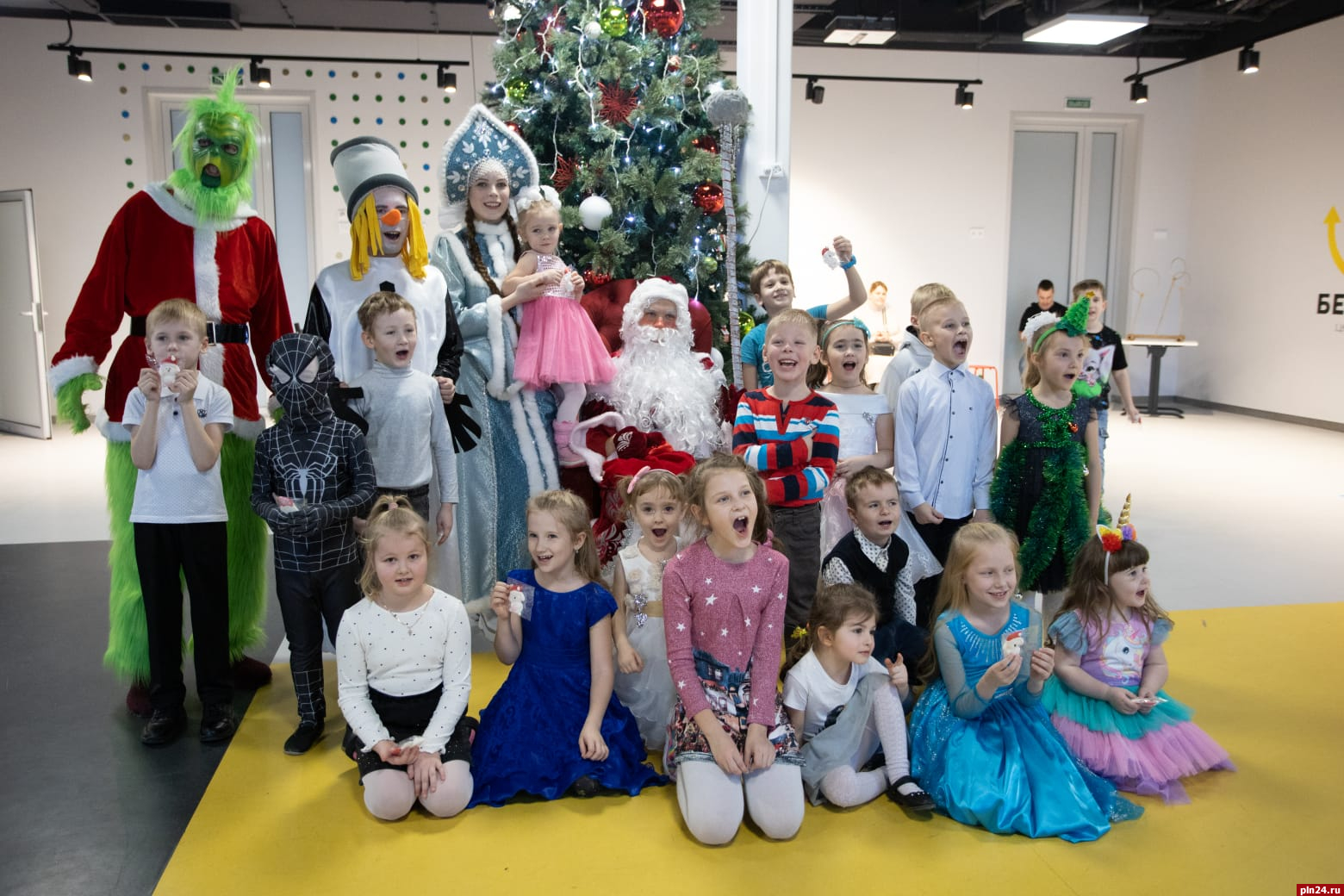 Дети сотрудников завода «Титан-Полимер» получили новогодние подарки и посетили праздничные мероприятия