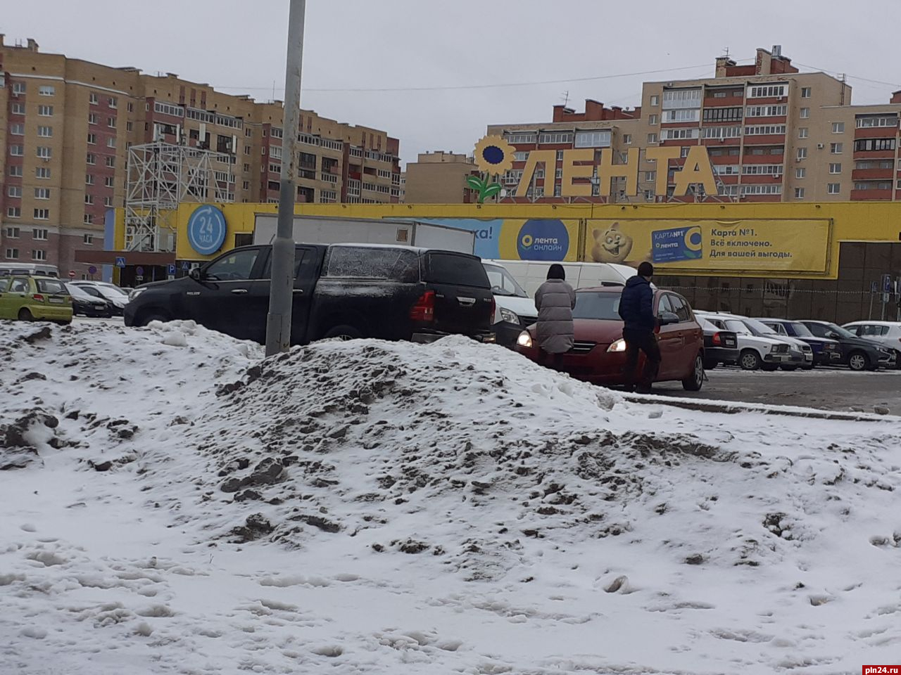 Toyota и Kia столкнулись на парковке гипермаркета в Пскове